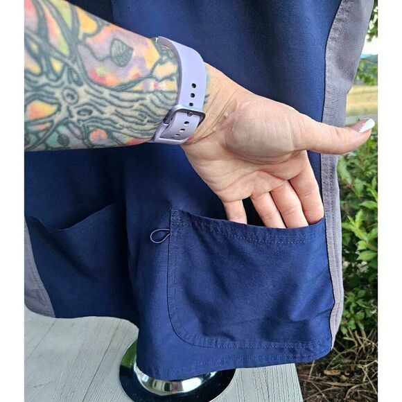 DIVINE STRETCH v neck scrub top preloved medium - Picture 3 of 11